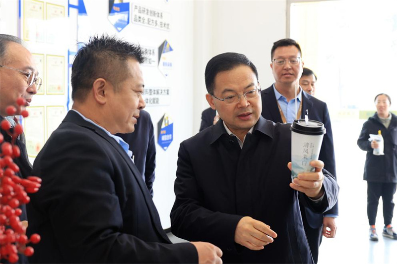 【公司動(dòng)態(tài)】安徽省人民政府副省長(zhǎng)李中、蚌埠市副市長(zhǎng)烏蘭其其格蒞臨甜啦啦，強(qiáng)調(diào)食品安全與新質(zhì)生產(chǎn)力